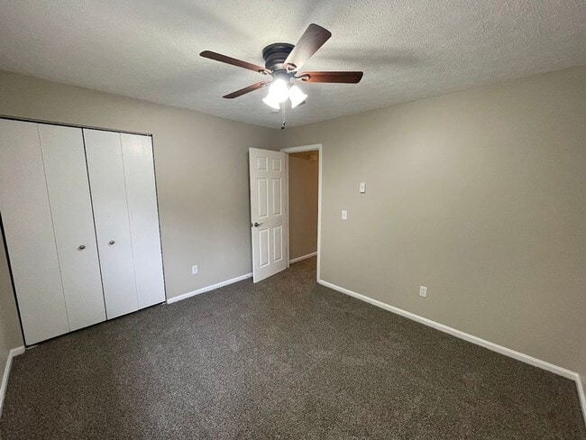 Building Photo - Three bedroom one bathroom townhouse for rent