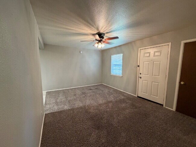 Building Photo - Duplex Located In Central Lubbock Minutes From Tech Campus!