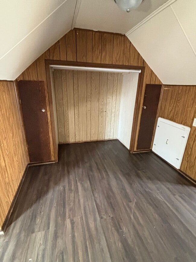 Building Photo - HUGE NICE 3BR SINGLE FAMILY HOME, PARKING,...
