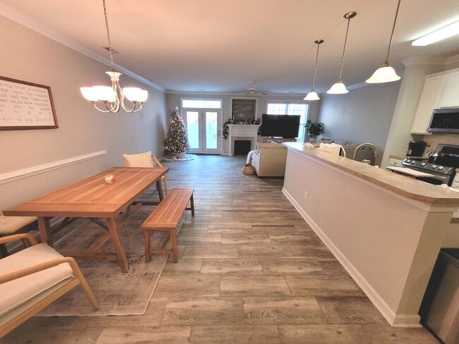 Building Photo - Gorgeous Townhome-Style Condo in Virginia Beach!