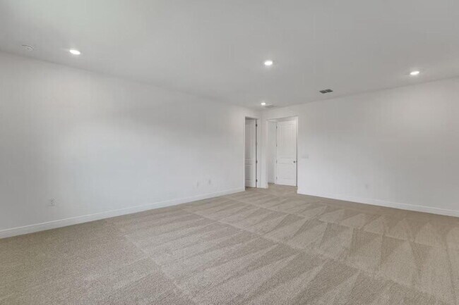 Building Photo - "Spacious 4-Bedroom Gem with 3 Full Baths in Charming Winter Garden!"