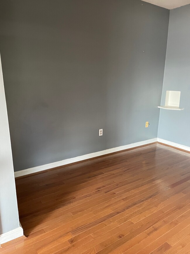 Large bedroom with generous closet space - 814 Ellison Ave