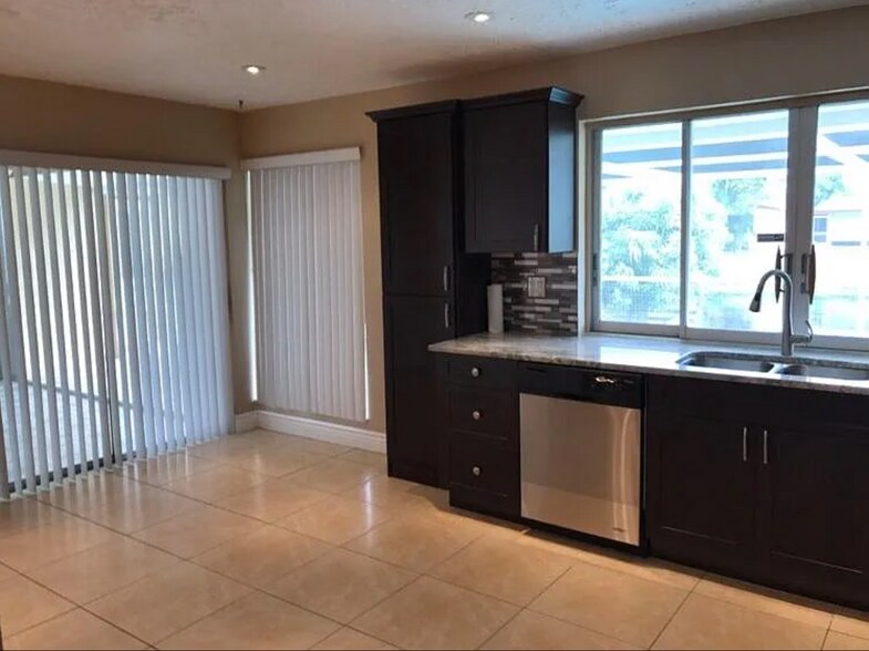 Building Photo - 2410 NW 87th Ln