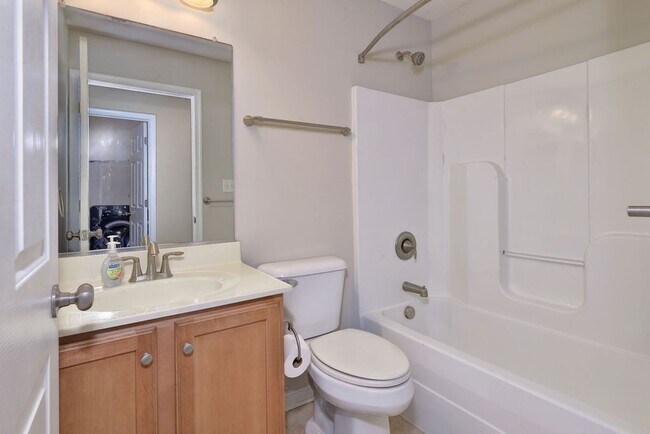 Building Photo - End unit Townhome in Riverwalk Townes