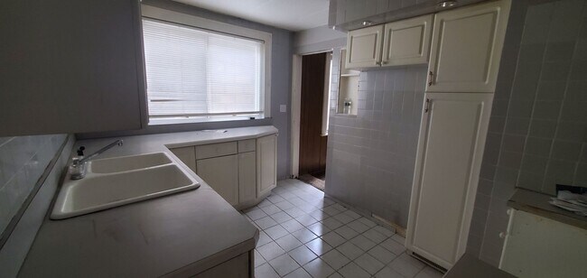 Building Photo - 4438 Sheridan - Vaibhav Mukund Pachalla