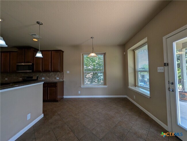 Building Photo - 212 Oak Creek Way