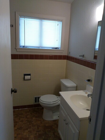 Full bath upstairs - 107 Chestnut St