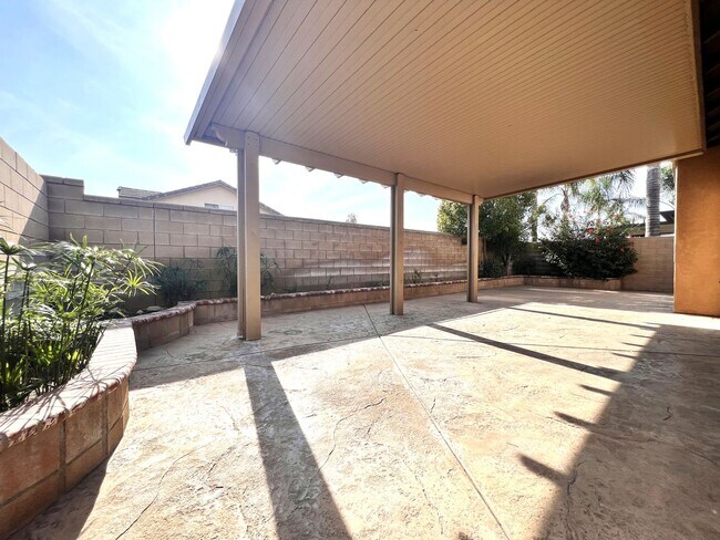 Building Photo - Beautiful 4 Bedroom, 3 Baths Single Family Home In North Fontana for Lease