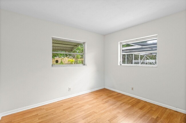 Building Photo - 931 NW 9th Ct