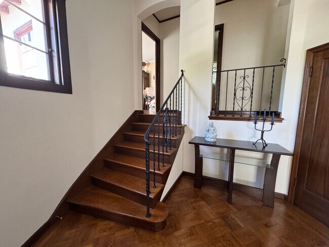Building Photo - Spacious Spanish-Styled 3Bed/2Bath SFH For Rent in the Desirable City of Alameda, Ca!!!