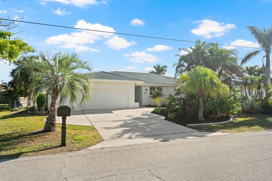 Building Photo - 210 Divinci Dr