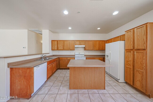 Building Photo - 16925 W Nottingham Way