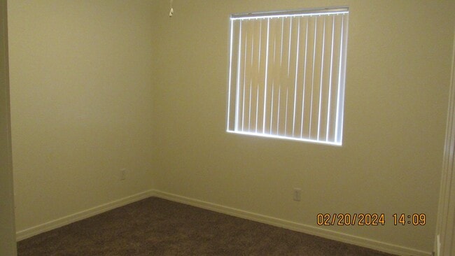 Building Photo - 3 bed 2 bath 2 car garage near high school