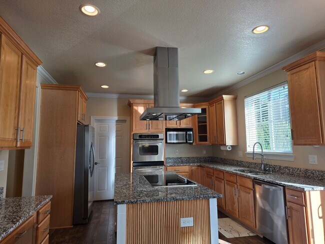 Building Photo - Beautiful and Expansive 4 Bed 3 Bath SFR by Buckley AFB