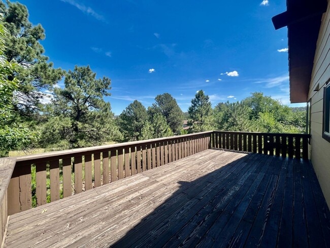 Building Photo - 4 Bedroom Bi Level Home in Rockrimmon