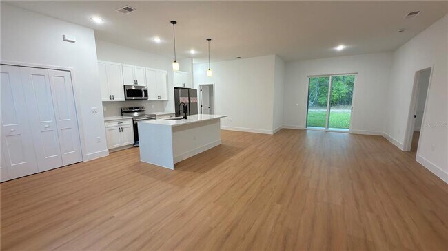 Building Photo - 7250 N Freeport Cir