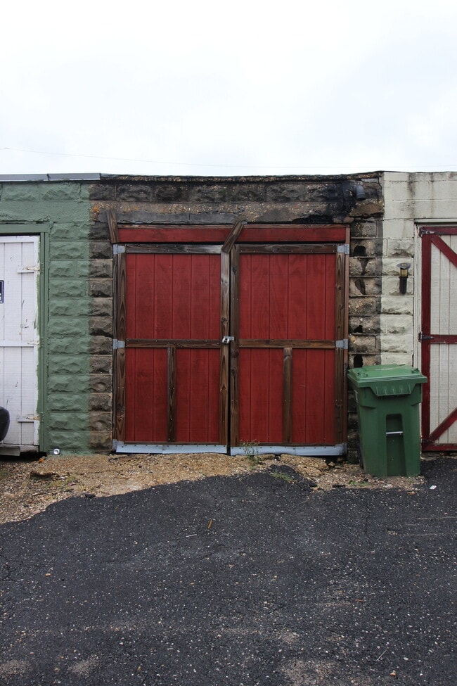 Building Photo - Charming Locust Point 2bd+Den/1ba Rowhome ...
