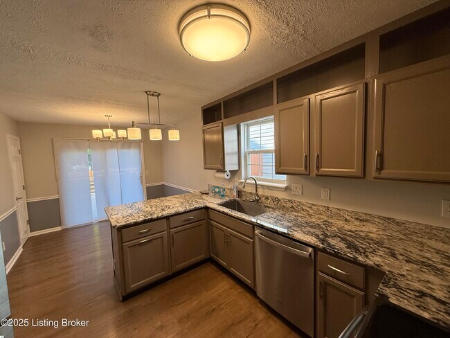 Building Photo - 10412 Pinoak View Dr