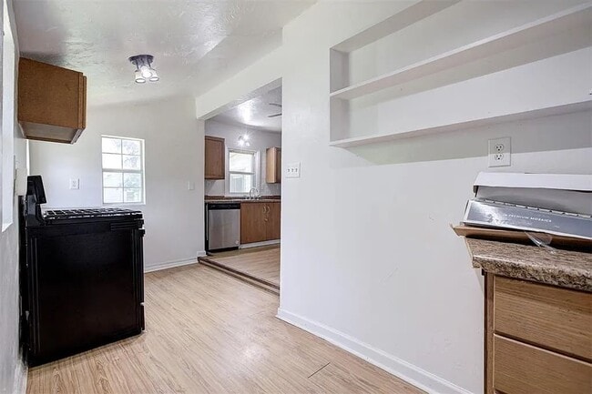 Building Photo - 4001 Meadowview Dr