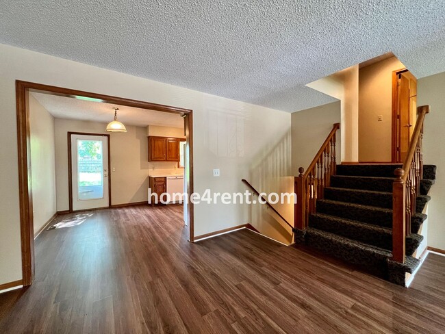 Building Photo - Cozy Duplex w/ Plenty of Space, LVP Flooring and a Fenced Yard!