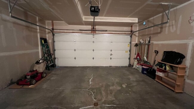 Building Photo - (3) Bedroom, (2) Bathroom Townhouse in Ind...