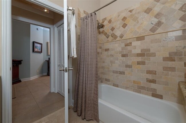 Building Photo - 208 Somerset Ct