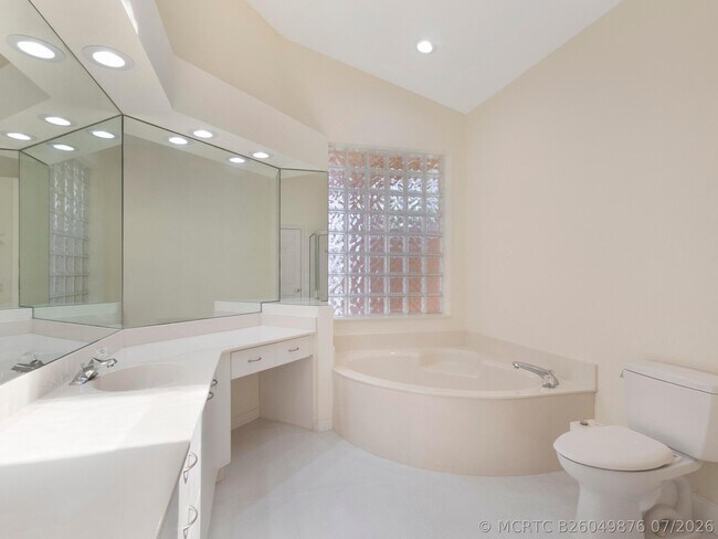 Building Photo - 5279 Brookview Dr