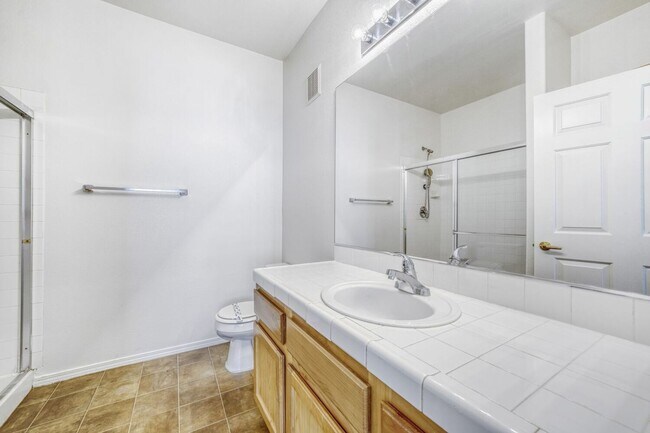 Building Photo - Adorable 1st Floor Condo In Gated Community!