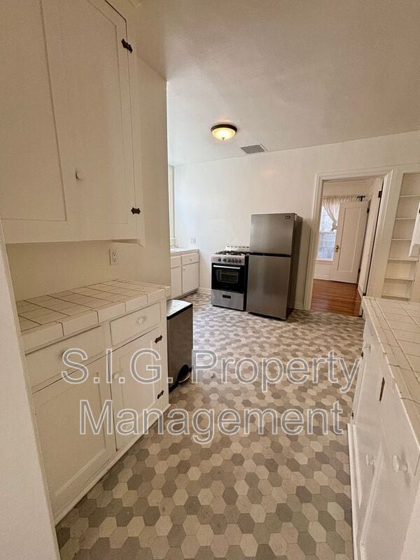 Building Photo - 2813 Rowena Ave