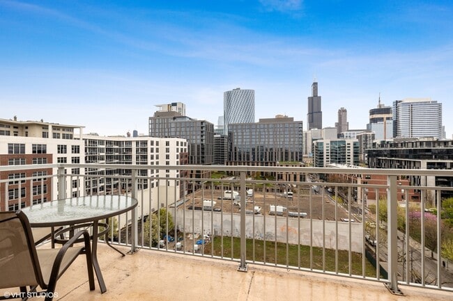 Building Photo - 950 W Monroe St