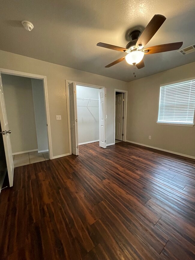 Building Photo - 1122 Oak Ln
