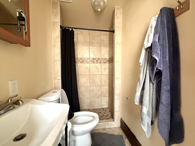 Building Photo - 2242 Victor St