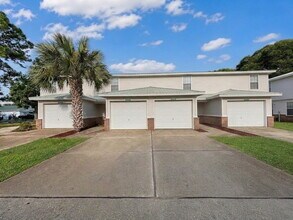 Building Photo - "Charming 2-Bed Townhouse Oasis - Prime Fort Walton Beach Location!"