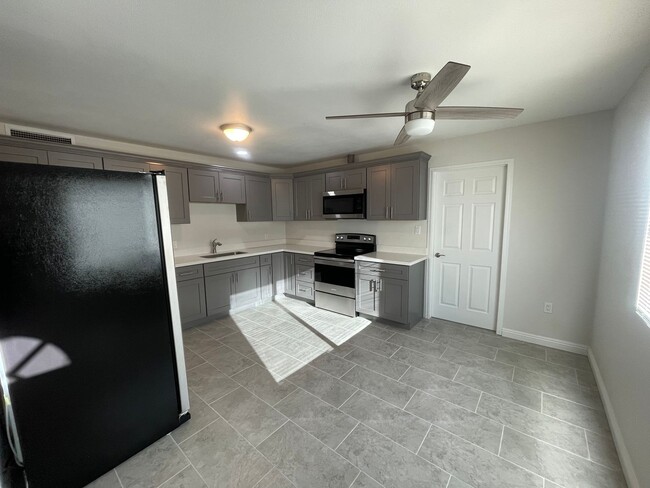 Building Photo - Recently remodeled condo close to downtown...