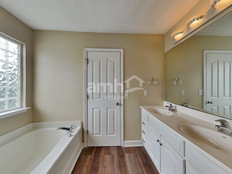 Building Photo - 2 Gratiot Ln