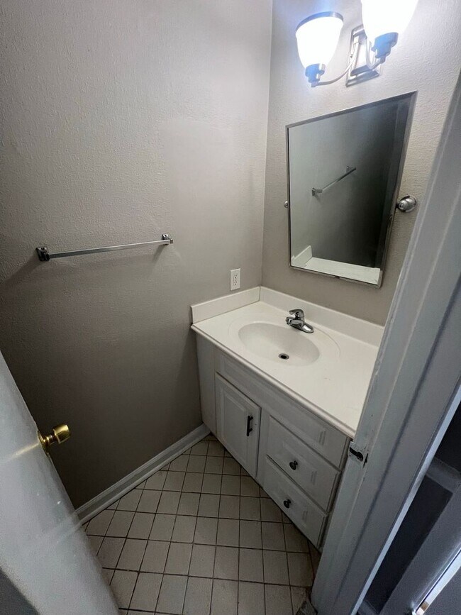 Building Photo - COMING SOON!!! 3 bed 1.5 bath TOWNHOME!!