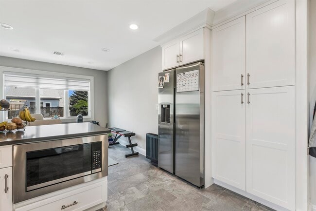 Building Photo - 499 Sunset Terrace