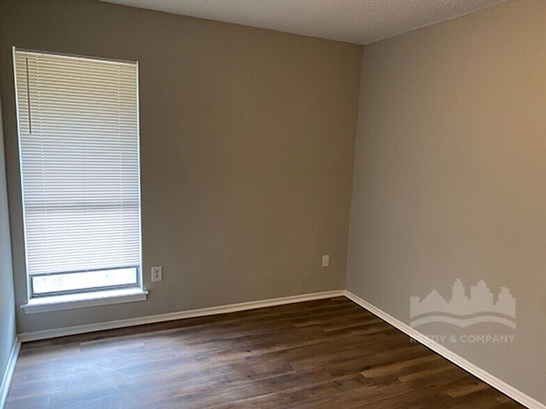Building Photo - 5370 Haynes Dr