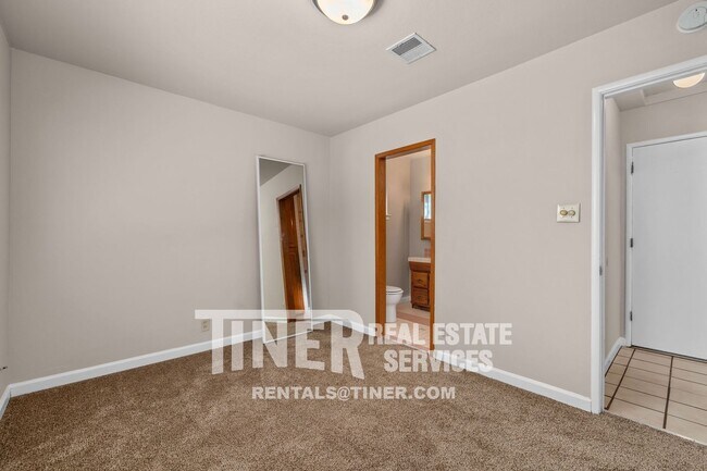 Building Photo - Sunny North Highlands Home