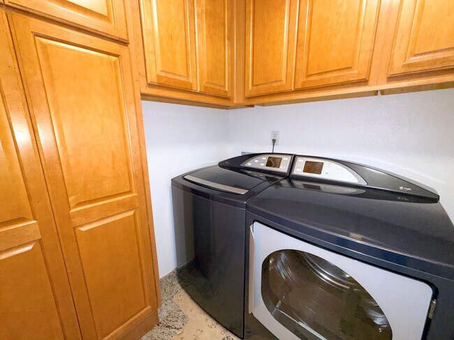 Building Photo - Riverwalk Tower 2 Bedroom Condo - 2 Parking Spaces/Private Laundry