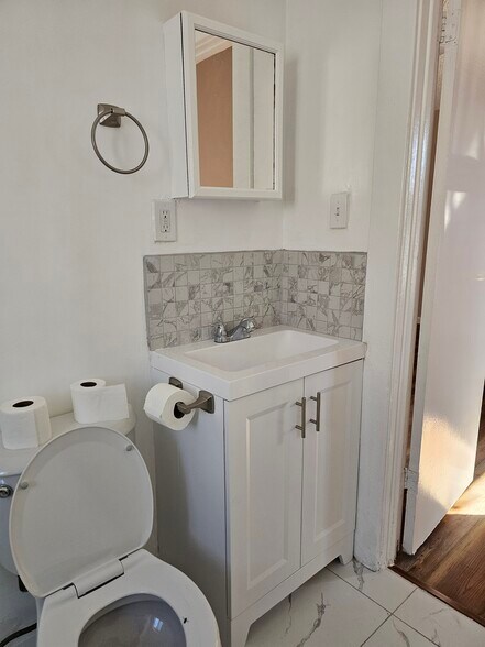 Building Photo - 527 1/2 W 19th St