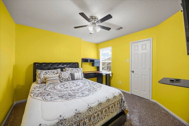 Building Photo - 15015 Hope Hills Ln