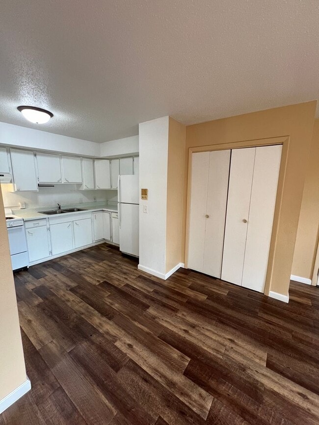 Building Photo - Renovated 2 Bedroom Apartment - AVAILABLE ...