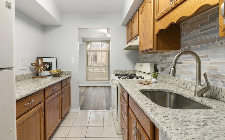 kitchen with granite counter tops - 3354 Woodburn Rd