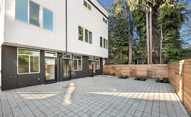 Building Photo - Modern 3B/2Ba Light & Bright Ballard Townhome!