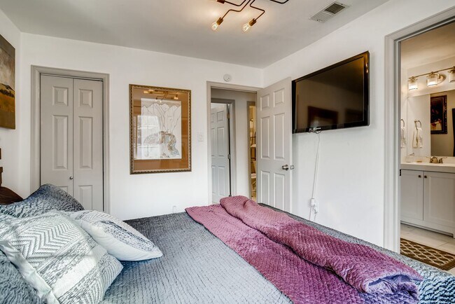 Building Photo - Updated Edgewater Home with Backyard Oasis