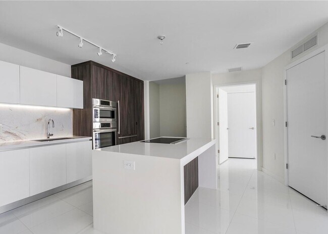 Building Photo - 851 NE 1st Ave