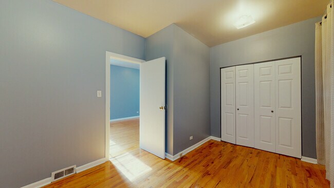Building Photo - 702 W Schubert Ave