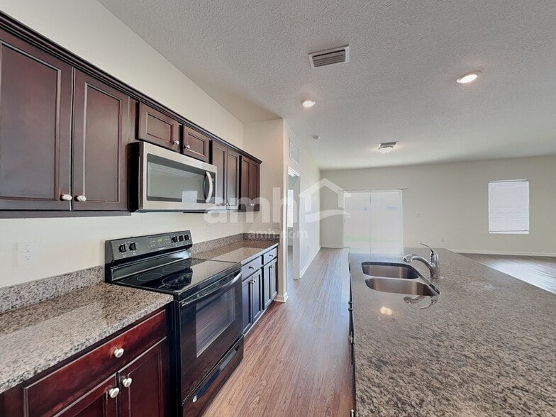 Building Photo - 8714 Layalie Way