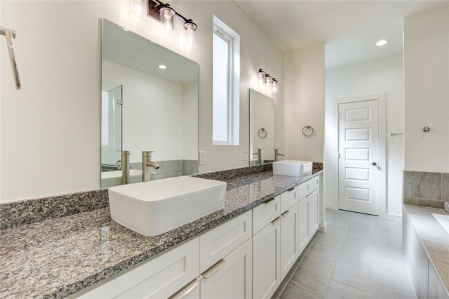 Building Photo - 2928 El Fenice Ln